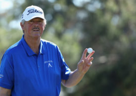 Golfer Jay Don Blake hält einen Golfball zwischen zwei Fingern