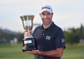 Julien Guerrier mit der Trophäe der Estrella Damm Andalucia Masters