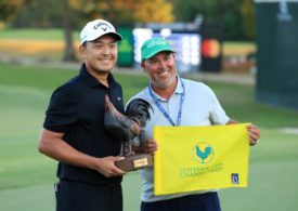 Kevin Yu präsentiert die Trophäe für den Sieg der Sanderson Farms Championship 2024