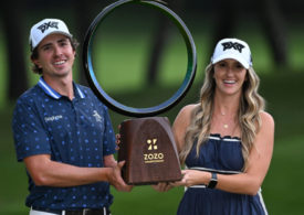 Nico Echavarria und seine Freundin mit dem Pokal der Zozo Championship