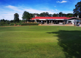 Das Clubhaus eines Golfclubs