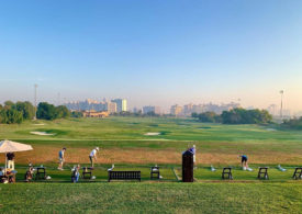 Golfer auf einer Driving Range in Dubai