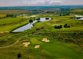 Drohnenaufnahme eines Golfplatzes