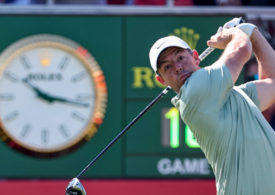 Rory McIlroy guckt seinem abgeschlagenen Ball hinterher