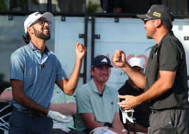 Zwei Golfer geben sich einen Fistbump