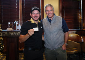 Alejandro Tosti zeigt seine Tour-Karte für die PGA Tour mit Commissioner Jay Monahan
