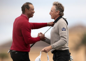 Tiger Woods beim Shakehands mit Bernhard Langer
