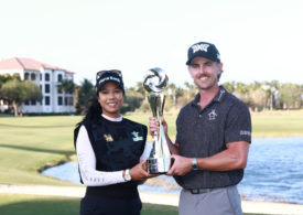 Patty Tavatanakit und Jake Knapp präsentieren die Trophäe des Grant Thornton Invitational