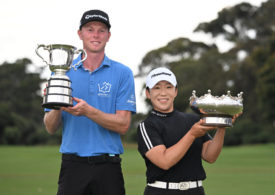 Ryggs Johnston und Shin-Ji Yai präsentieren ihre Trophäen bei der ISPS Handa Australian Open