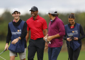 Tiger Woods mit seinen Kindern und seinem Caddie