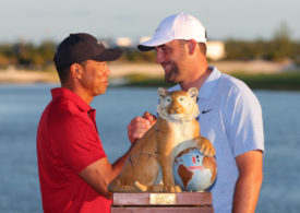 Tiger Woods gratuliert Scottie Scheffler zum Gewinn der Hero World Challenge 2024