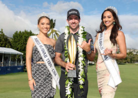 Nick Taylor und zwei Miss Hawaii mit der Trophäe der Sony Open 2025