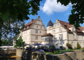 Eine schöne Terrasse vor dem Schlosshotel Münchhausen