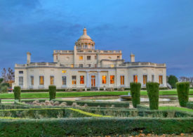 Das Stoke Park Hotel, Schauplatz des legendären Golfmatches zwischen James Bond und Goldfinger in dem Film Goldfinger