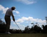 Ernie Els setzt zum Schlag an.