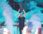 Joaquin Niemann mit dem Pokal des LIV-Turniers in Adelaide