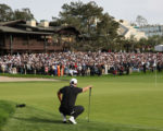 Ludvig Aberg in der Hocke vor einem Green beim The Genesis Invitational 2025