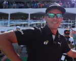 Rickie Fowler vor der Tribüne des TPC Scottsdale.